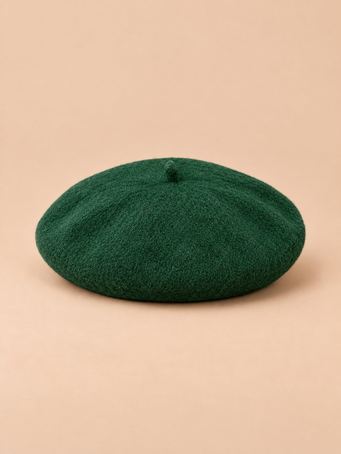 Béret d’artiste femme en laine mélangée vintage, coloris 009, vue de face sur fond sable pêche.