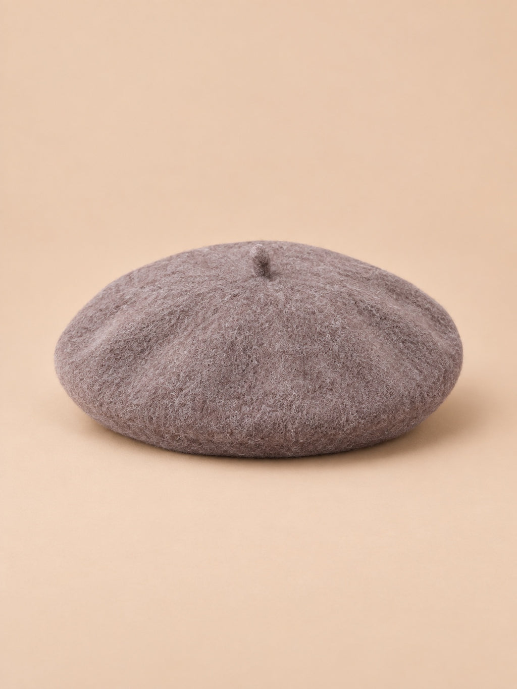 Béret d’artiste femme en laine mélangée vintage, coloris 012, vue de face sur fond sable pêche.