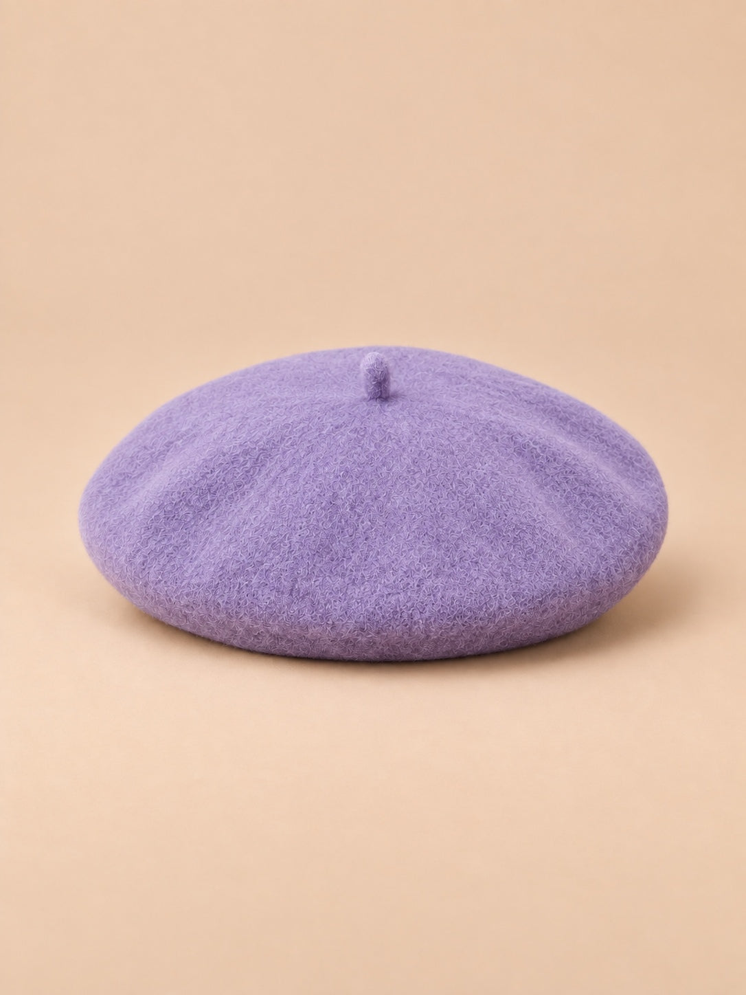 Béret d’artiste femme en laine mélangée vintage, coloris 016, vue de face sur fond sable pêche.