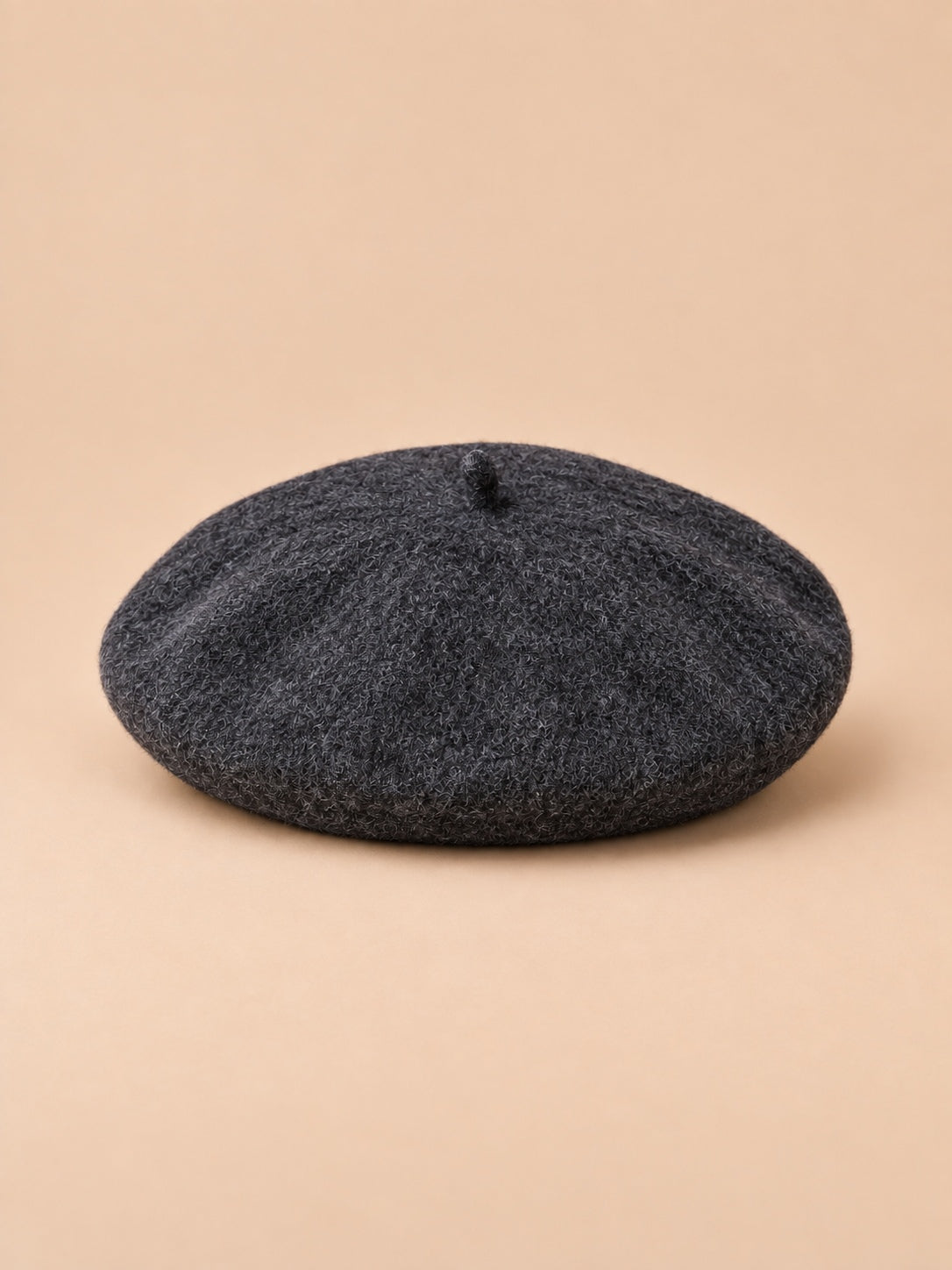 Béret d’artiste femme en laine mélangée vintage, coloris 017, vue de face sur fond sable pêche.