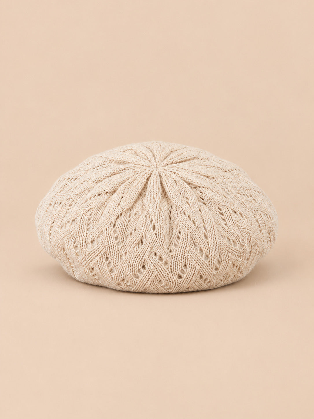 Béret d'artiste en maille fine beige-1, vue de face sur fond pêche sable