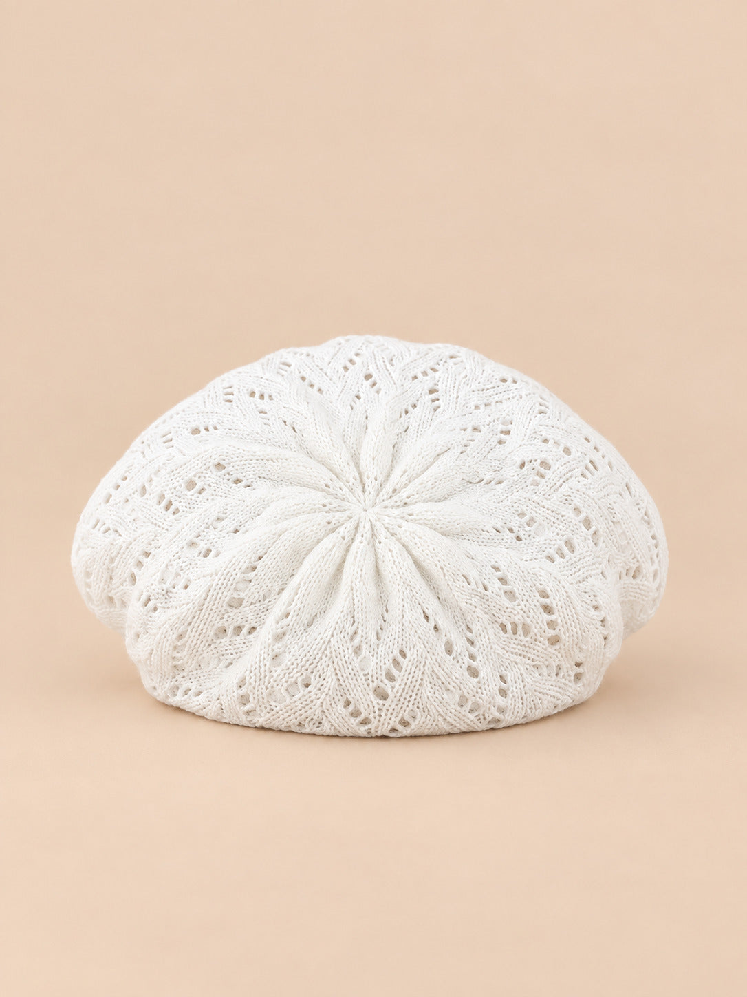 Béret d'artiste en maille fine Blanc-1, vue de face sur fond pêche sable