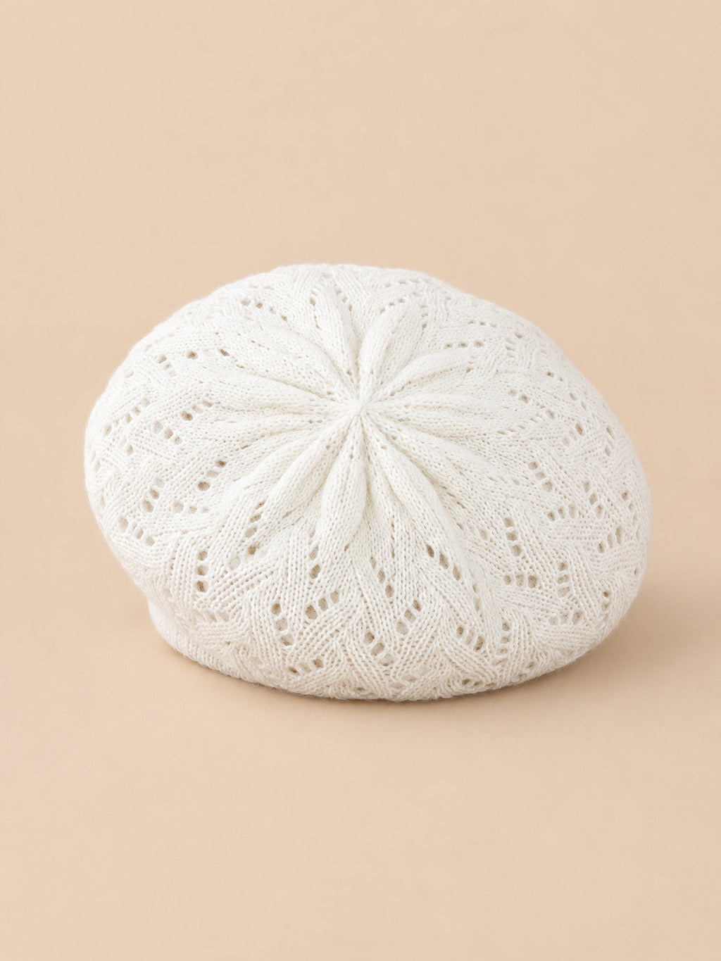 Béret d'artiste en maille fine Blanc-1, vue de trois quarts sur fond pêche sable
