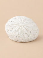 Béret d'artiste en maille fine Blanc-1, vue de trois quarts sur fond pêche sable