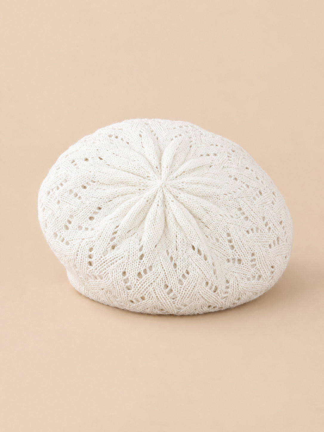 Béret d'artiste en maille fine Blanc-1, vue de trois quarts sur fond pêche sable