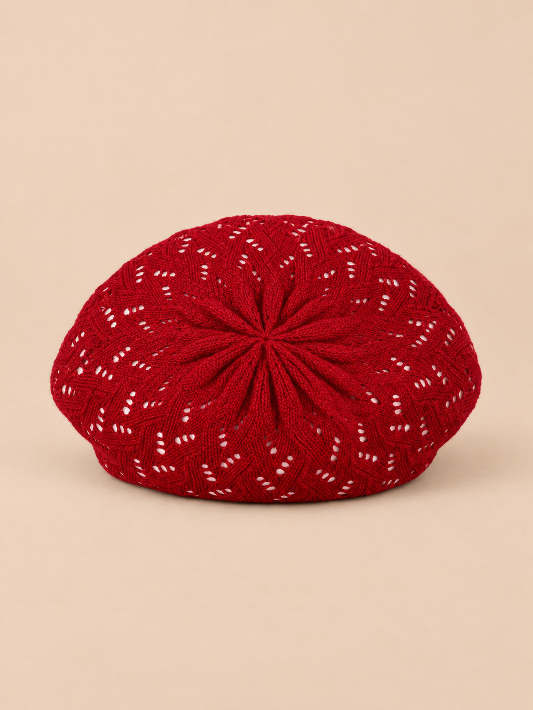 Béret d'artiste en maille fine Rouge foncé-1, vue de face sur fond pêche sable