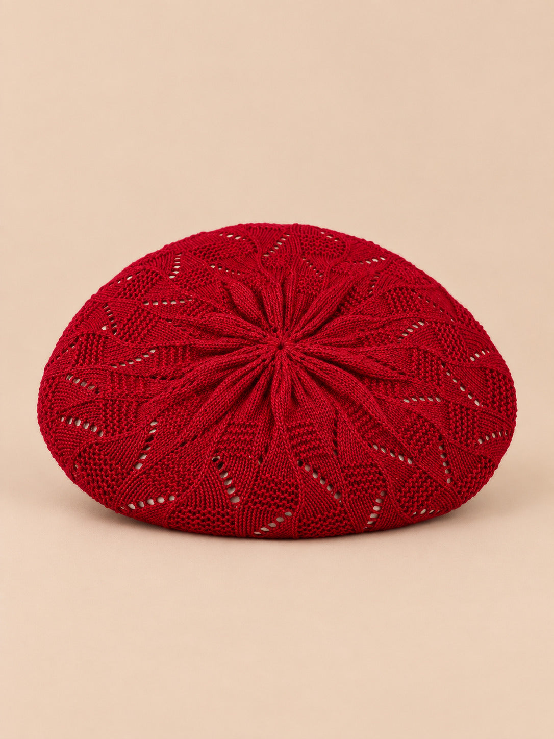 Béret d'artiste en maille fine Rouge foncé-2, vue de face sur fond pêche sable