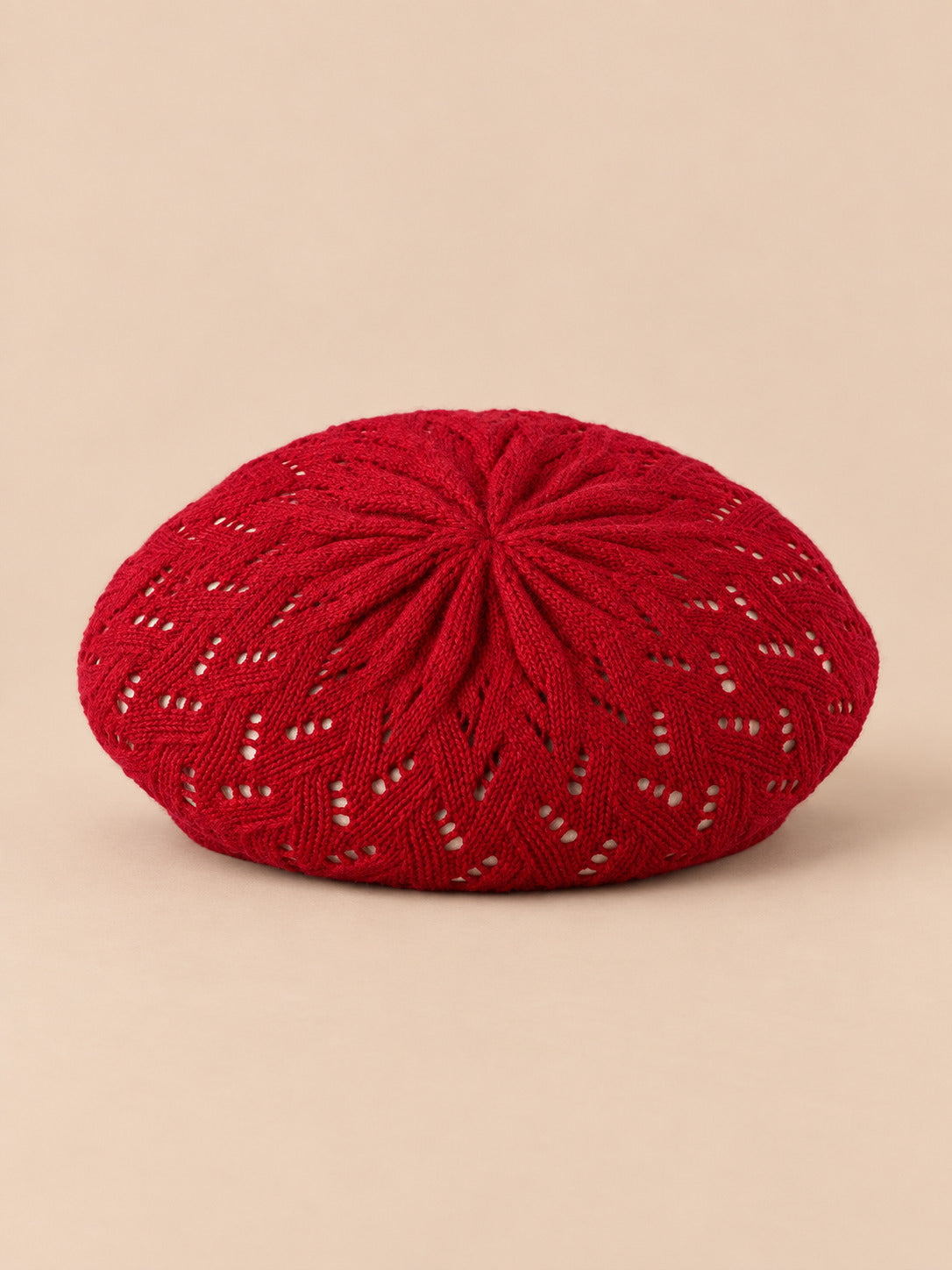 Béret d'artiste en maille fine Rouge foncé, vue de face sur fond pêche sable
