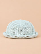 Béret bibi ajouré blanc, vue de face sur fond pêche sable