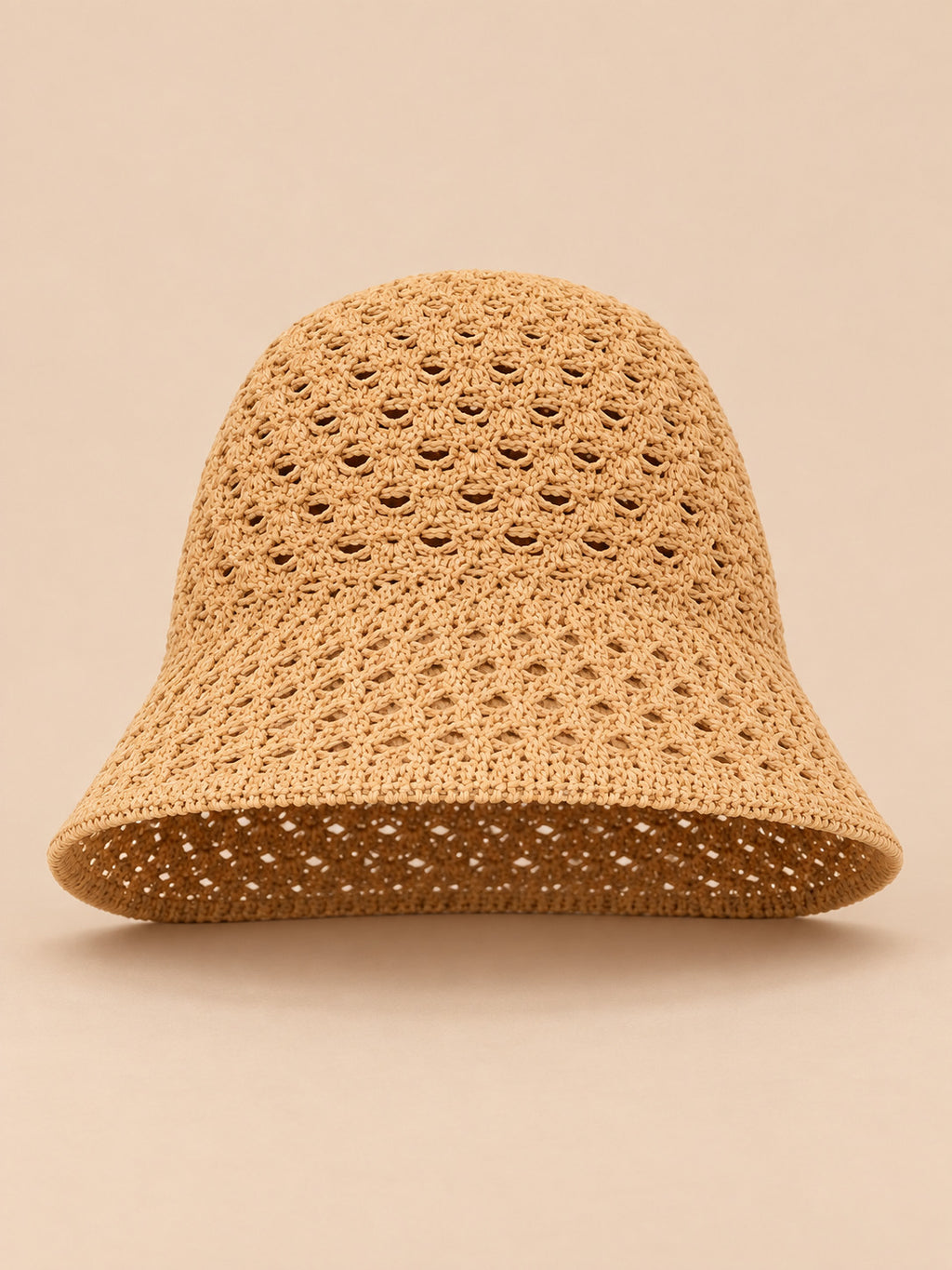Béret bibi ajouré kaki, vue de face sur fond pêche sable