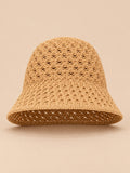Béret bibi ajouré kaki, vue de face sur fond pêche sable