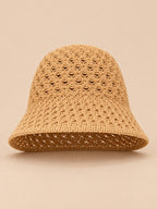 Béret bibi ajouré kaki, vue de face sur fond pêche sable