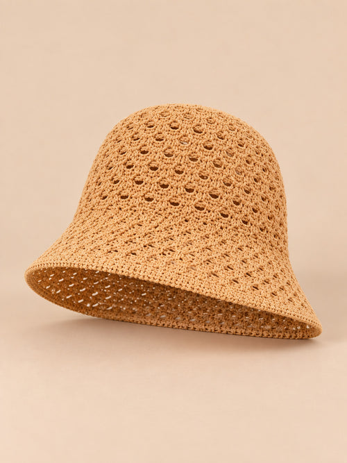 Béret bibi ajouré kaki, vue de trois quarts sur fond pêche sable