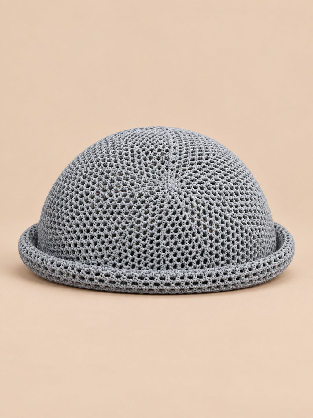 Béret bibi résille gris, vue de face sur fond pêche sable