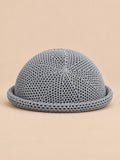 Béret bibi résille gris, vue de face sur fond pêche sable