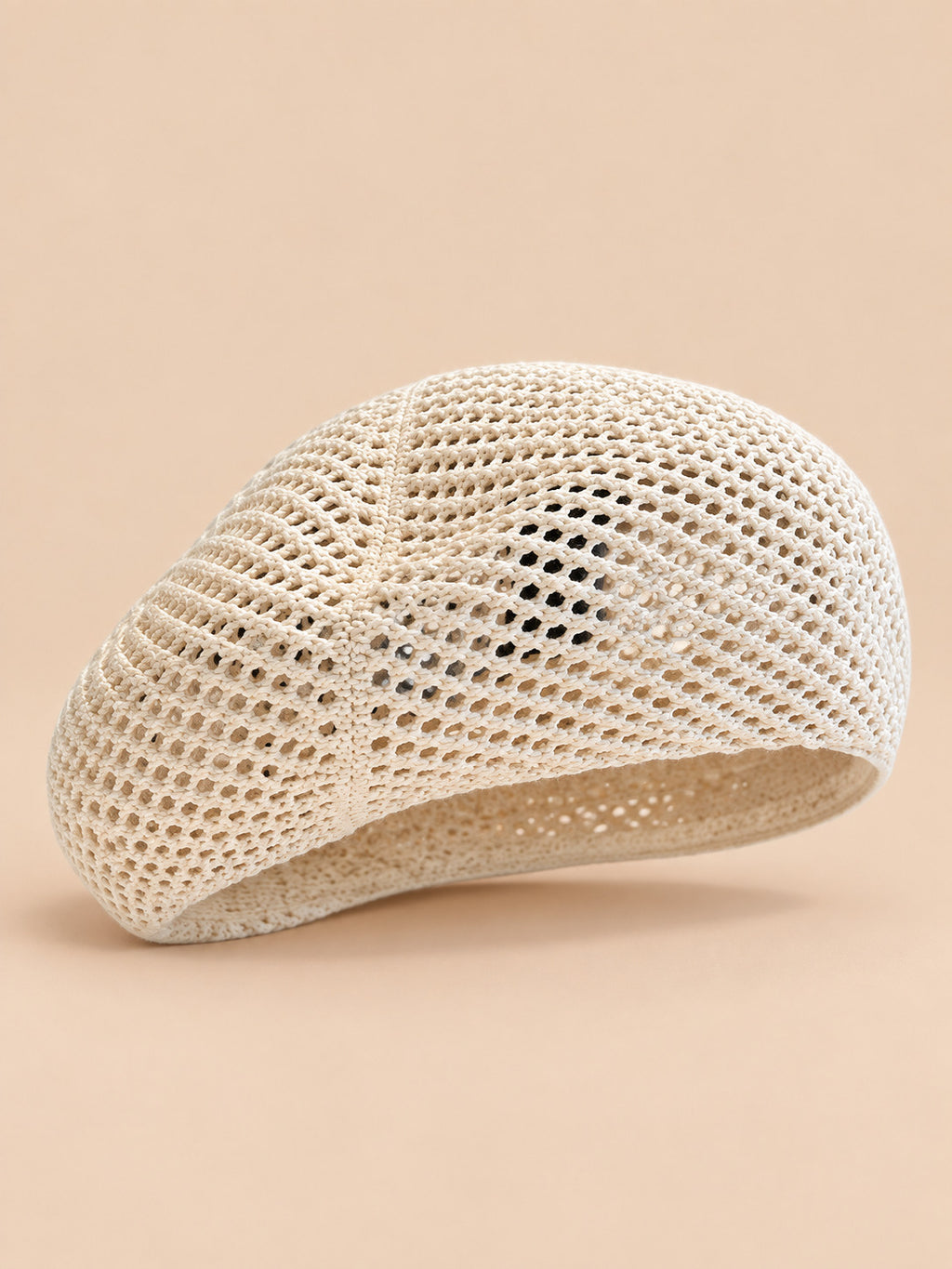 Béret bibi résille crème, vue de face sur fond pêche sable