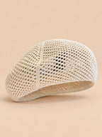 Béret bibi résille crème, vue de face sur fond pêche sable