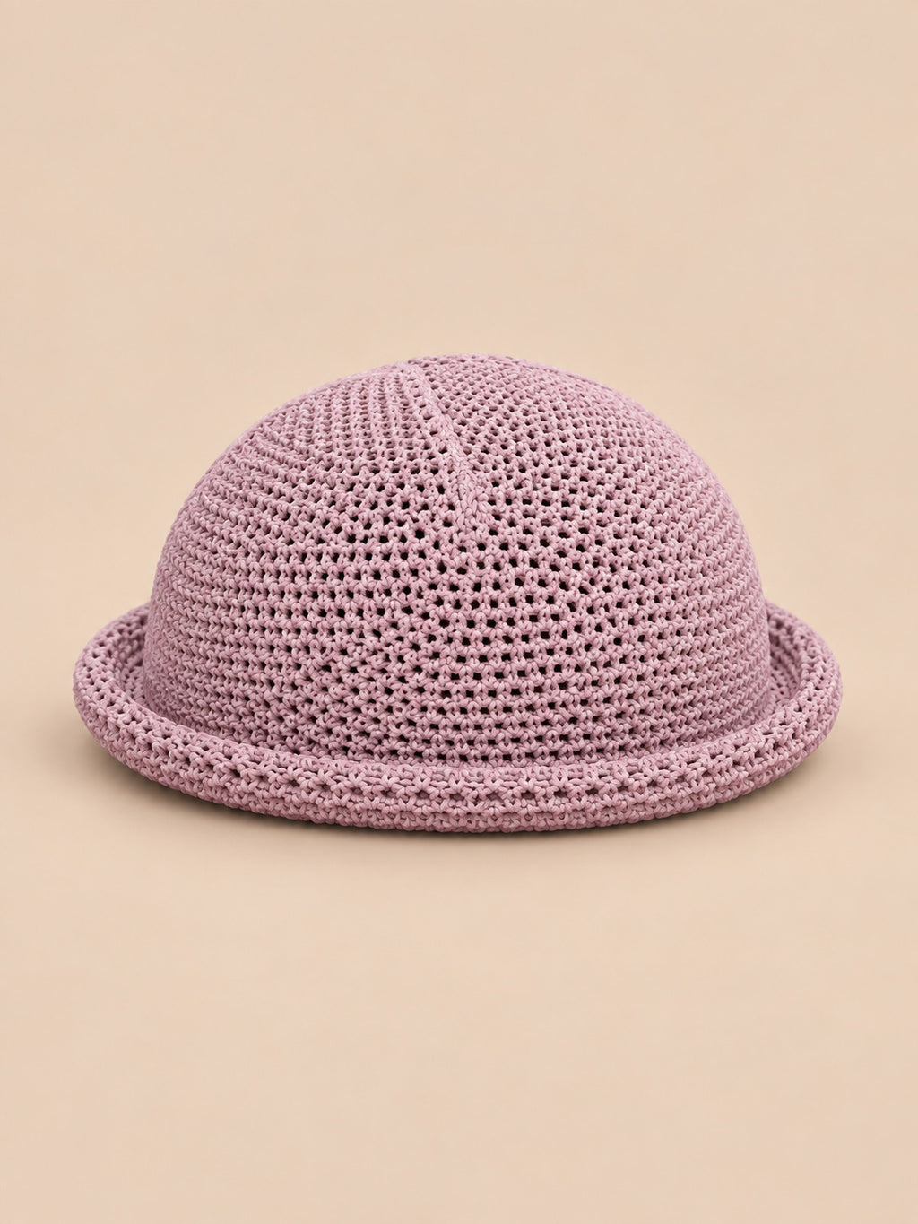 Béret bibi résille rose, vue de face sur fond pêche sable