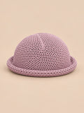 Béret bibi résille rose, vue de face sur fond pêche sable