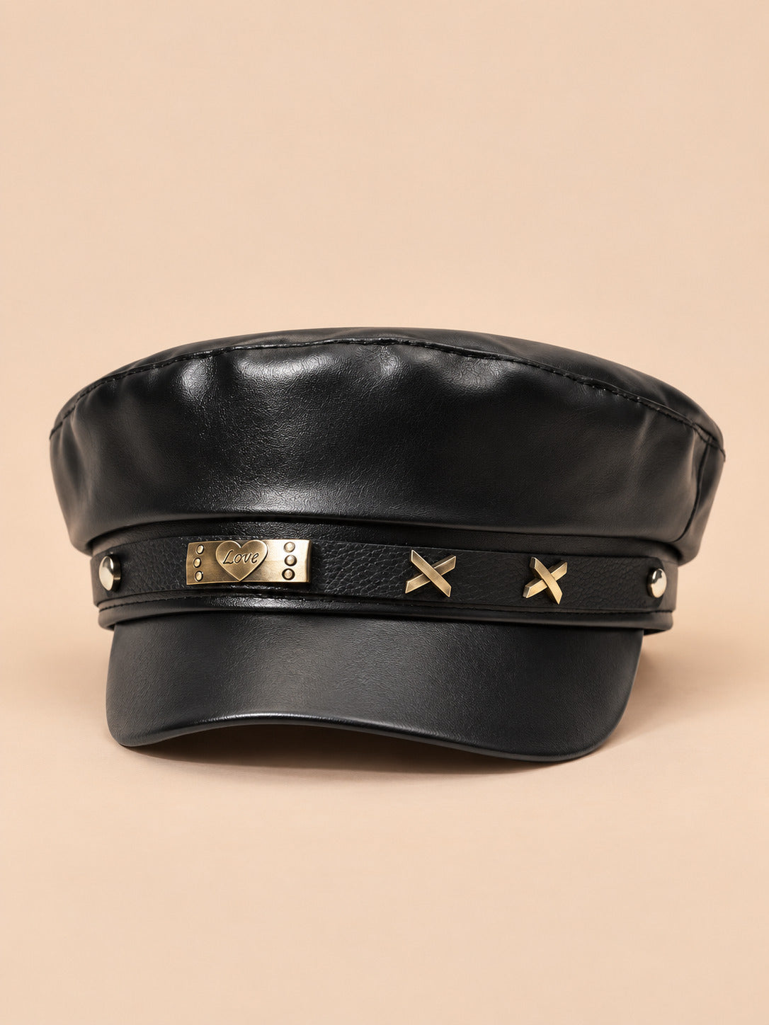 Béret casquette effet cuir b1, vue de face sur fond pêche sable