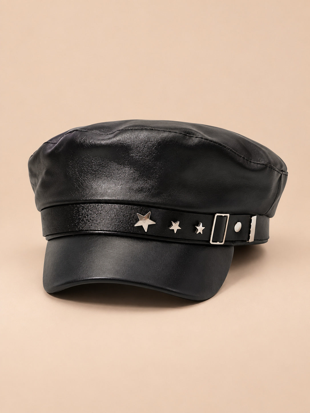 Béret casquette effet cuir b2, vue de face sur fond pêche sable
