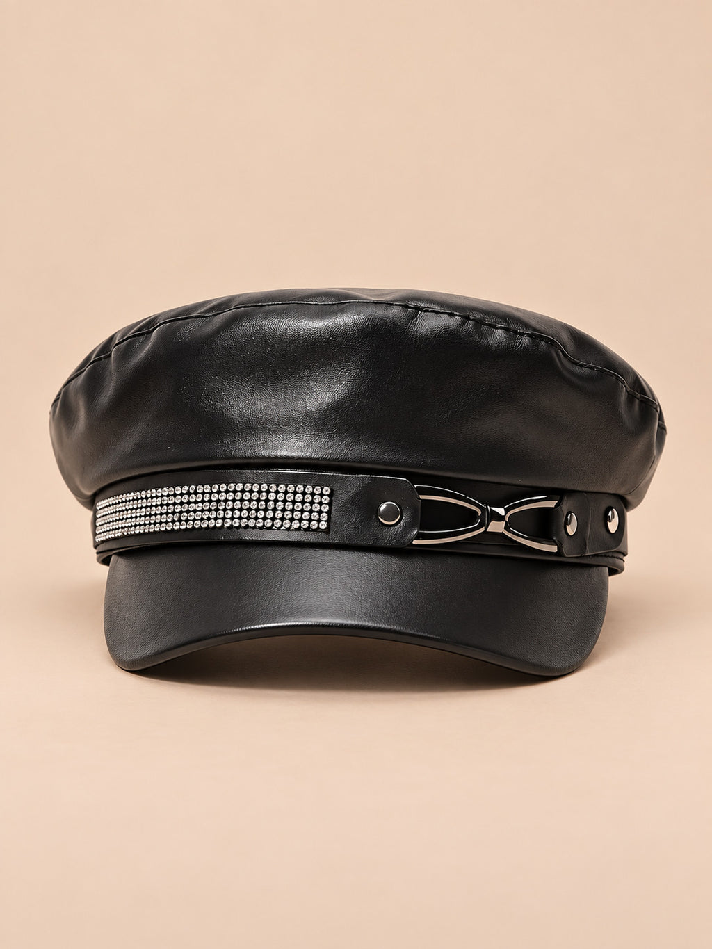Gorra tipo boina con visera y efecto piel, estilo inglés, b5, vista frontal, sobre fondo color arena y melocotón