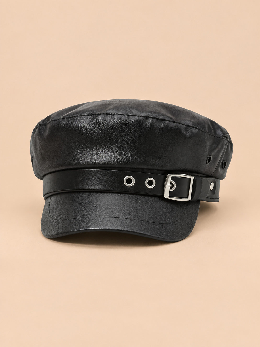 Béret casquette effet cuir modele 1, vue de face sur fond pêche sable