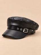 Béret casquette effet cuir modele 1, vue de trois quarts sur fond pêche sable