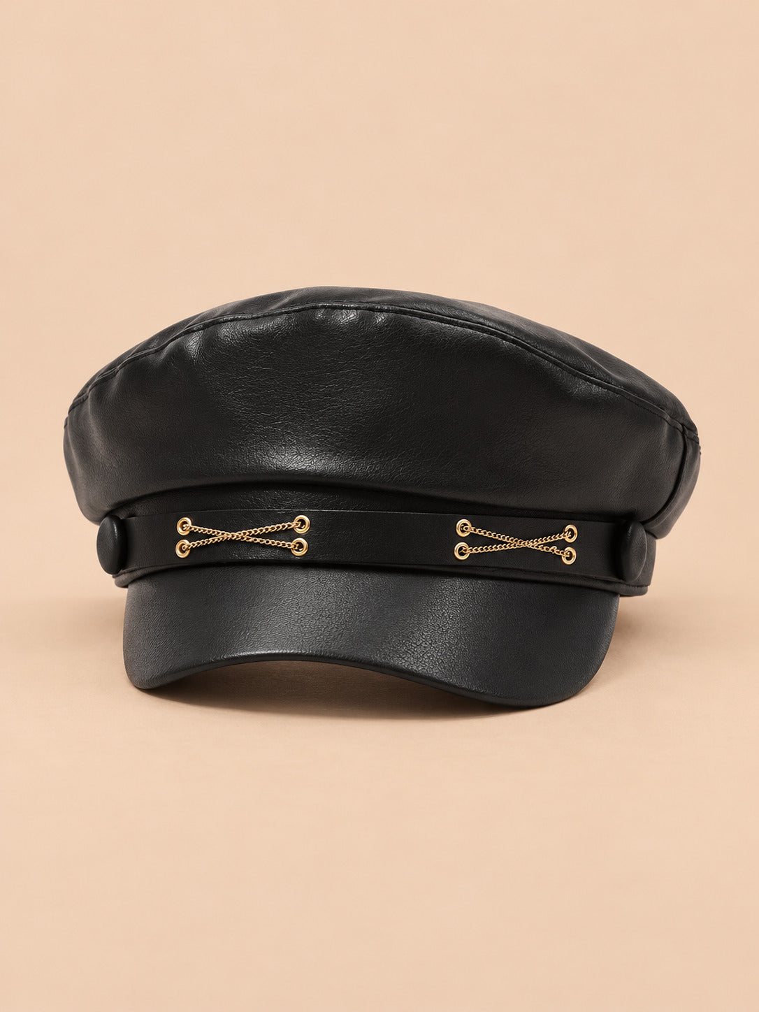 Béret casquette effet cuir modele 2, vue de face sur fond pêche sable
