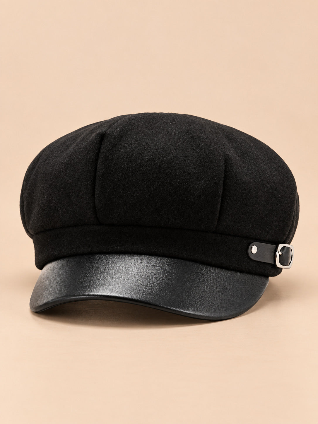 Béret casquette effet cuir modele a-1, vue de face sur fond pêche sable
