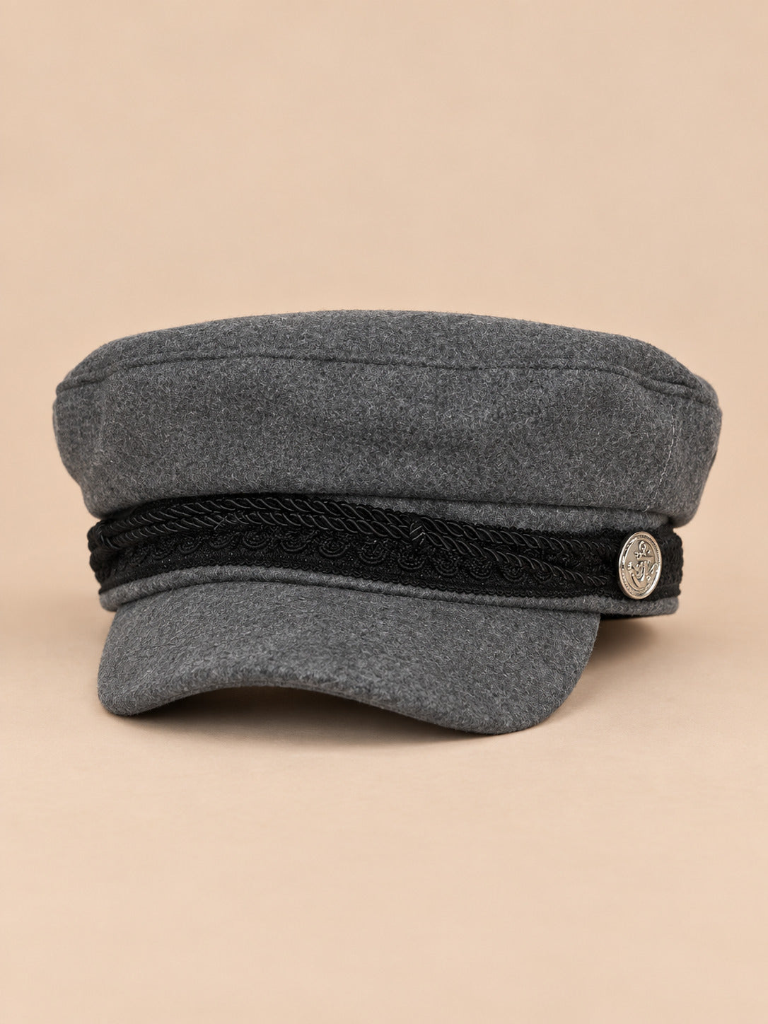 Béret casquette de marin gris, vue de face sur fond pêche sable