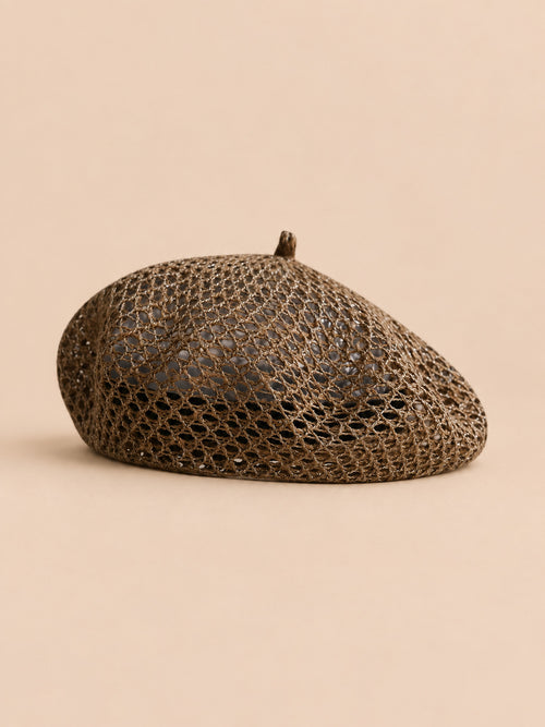 Béret citrouille ajouré cafe, vue de face sur fond pêche sable
