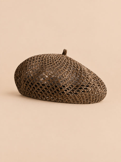 Béret citrouille ajouré cafe, vue de trois quarts sur fond pêche sable