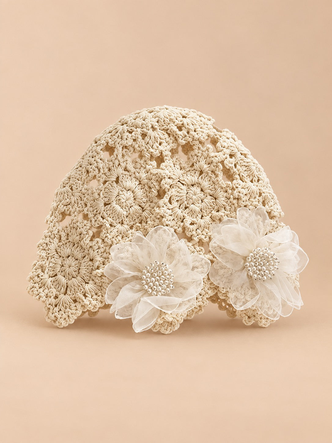 Béret en dentelle à fleurs au crochet, coloris A1, vue de face