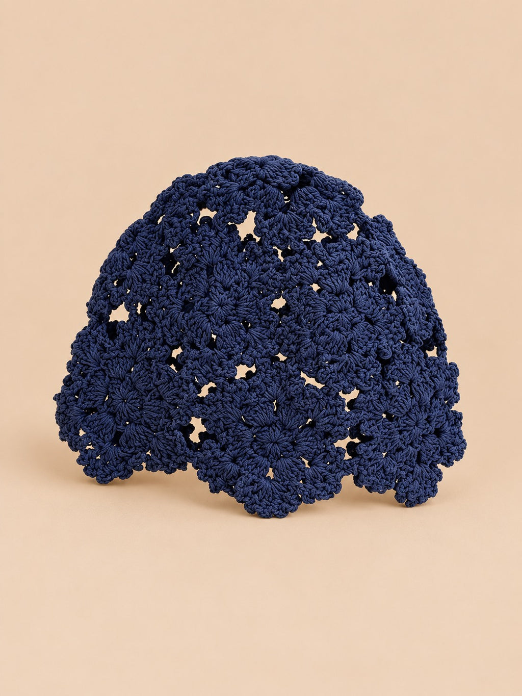 Boina de mujer de encaje de algodón calado con flores, color azul marino, vista frontal