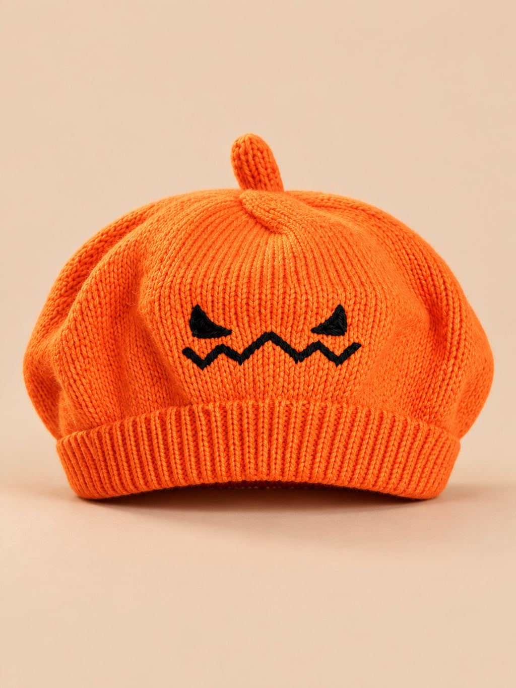 Béret enfant citrouille orange en maille avec visage brodé, vue de face