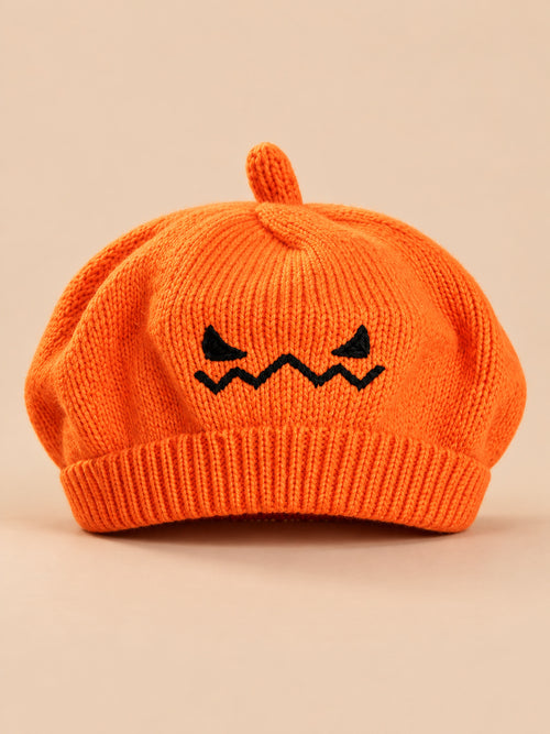Boina naranja infantil de punto con cara de calabaza bordada para Halloween, fotografiada de frente