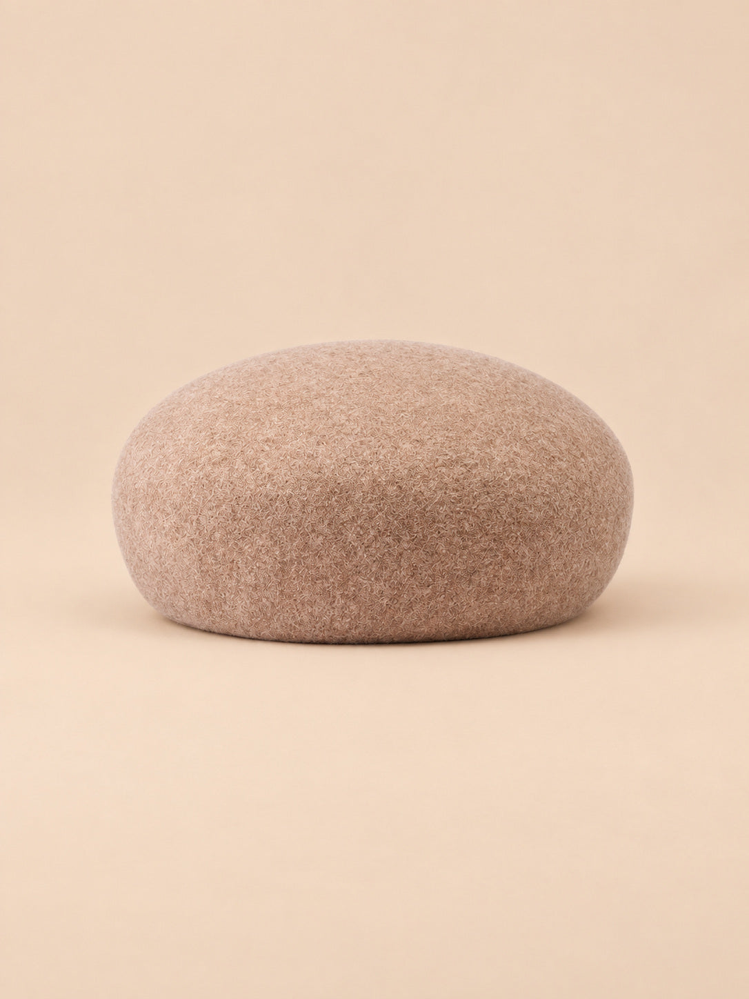 Béret femme en laine feutrée kaki moka, forme rond, vue de face sur fond pêche sable