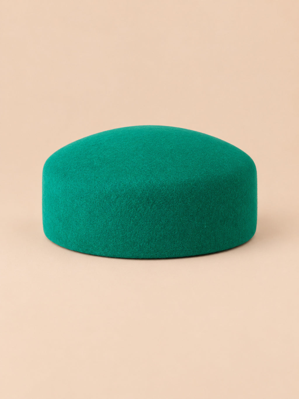Boina elegante de mujer de lana afieltrada para ceremonia, color verde, parte superior plana, vista frontal