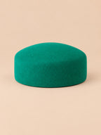 Boina elegante de mujer de lana afieltrada para ceremonia, color verde, parte superior plana, vista frontal