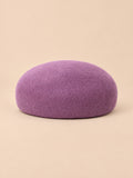 Boina elegante de mujer de lana afieltrada para ceremonia, color violeta, forma redonda, vista frontal