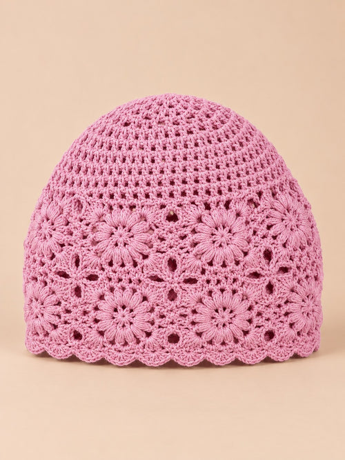 Boina rosa de mujer con flores tejidas y estructura ligera y calada, fotografiada de frente