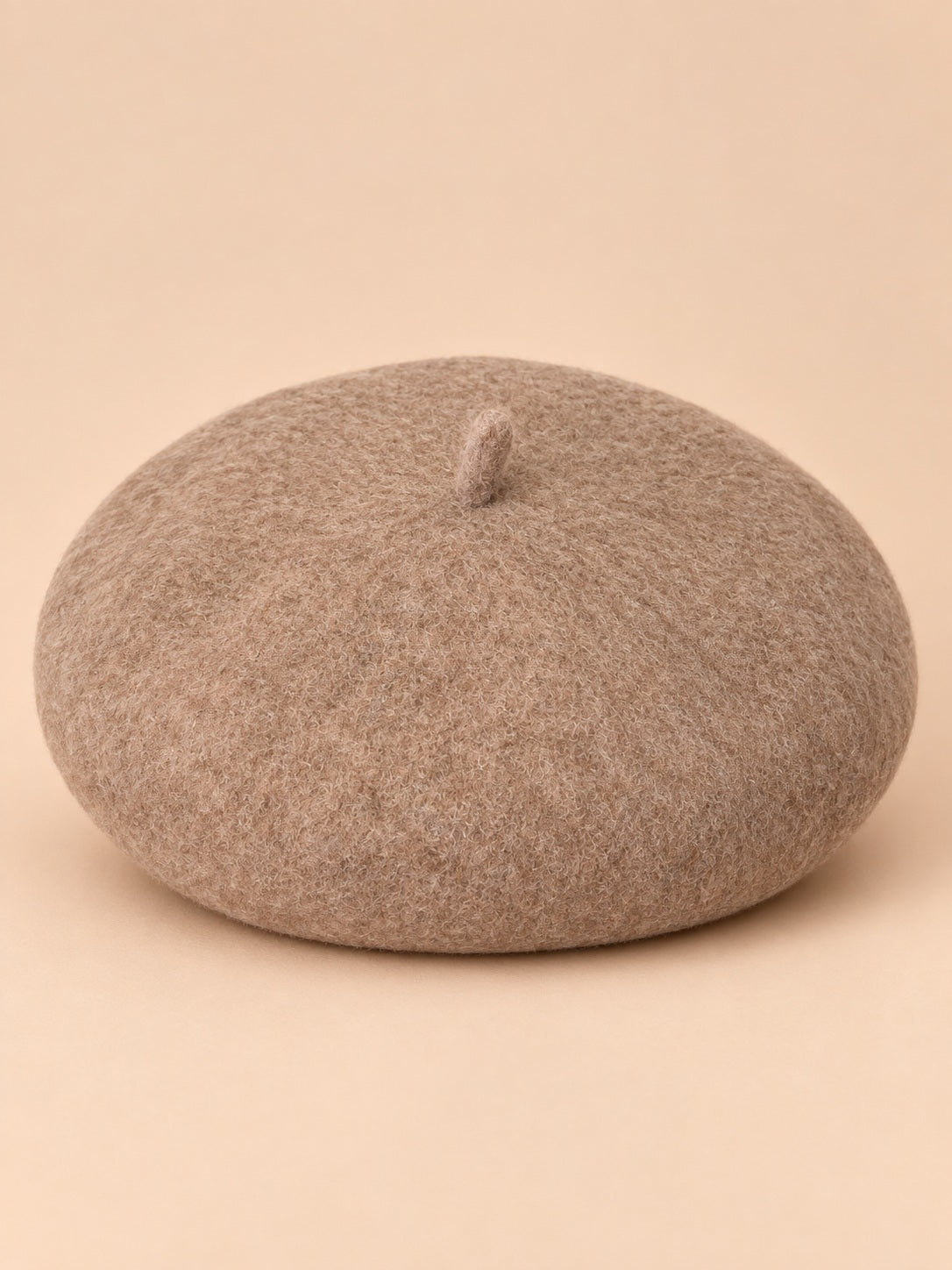 Béret français femme en pure laine avoine, vue de face sur fond beige