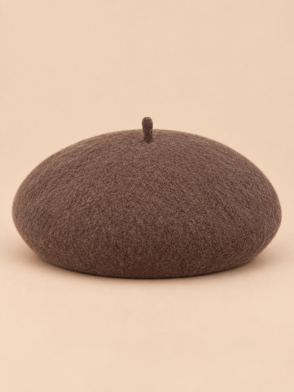 Béret français femme en pure laine moka, vue de face sur fond beige