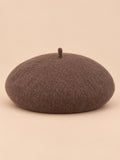 Béret français femme en pure laine moka, vue de face sur fond beige