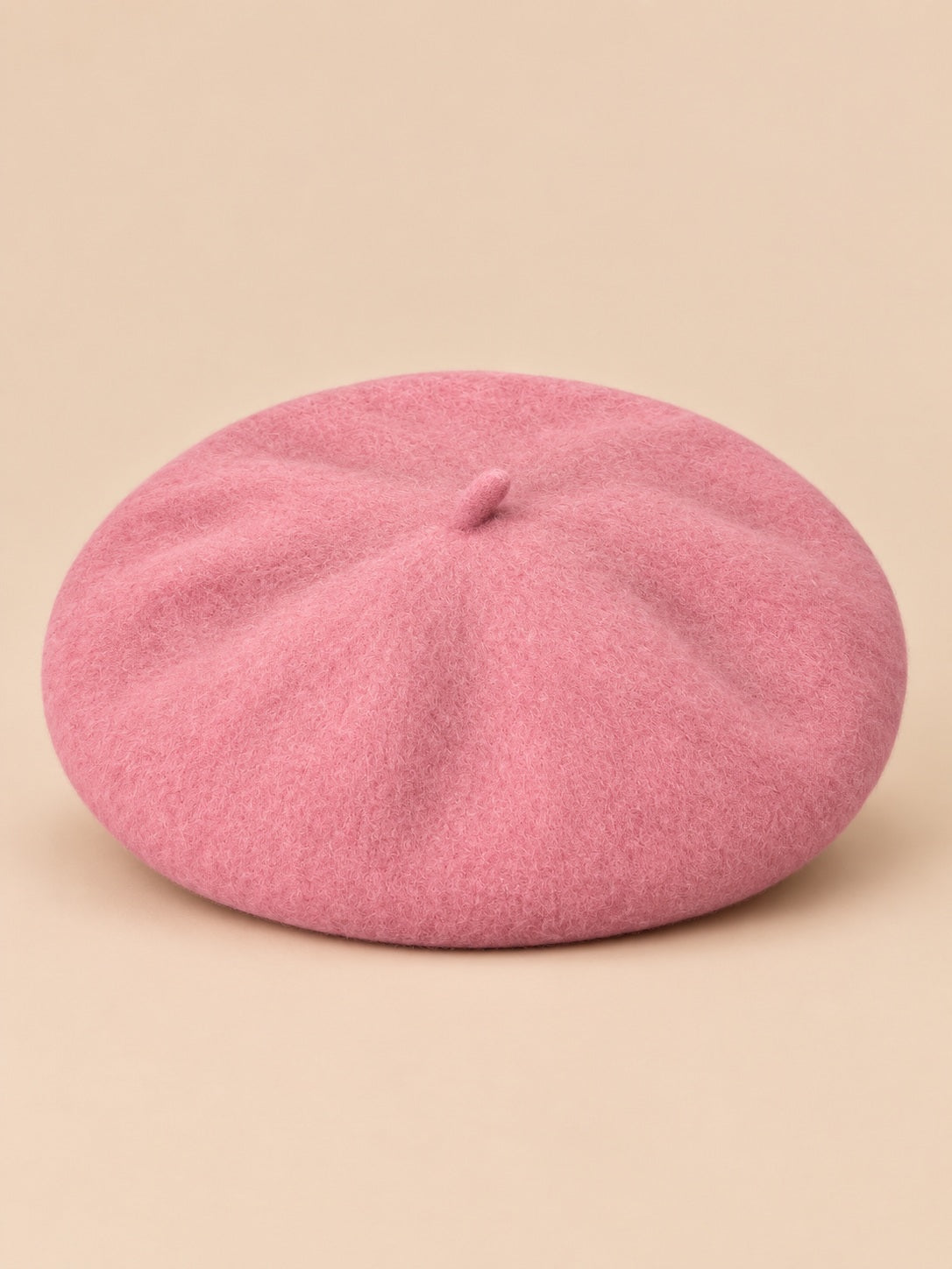 Béret français femme en pure laine rose, vue de face sur fond beige