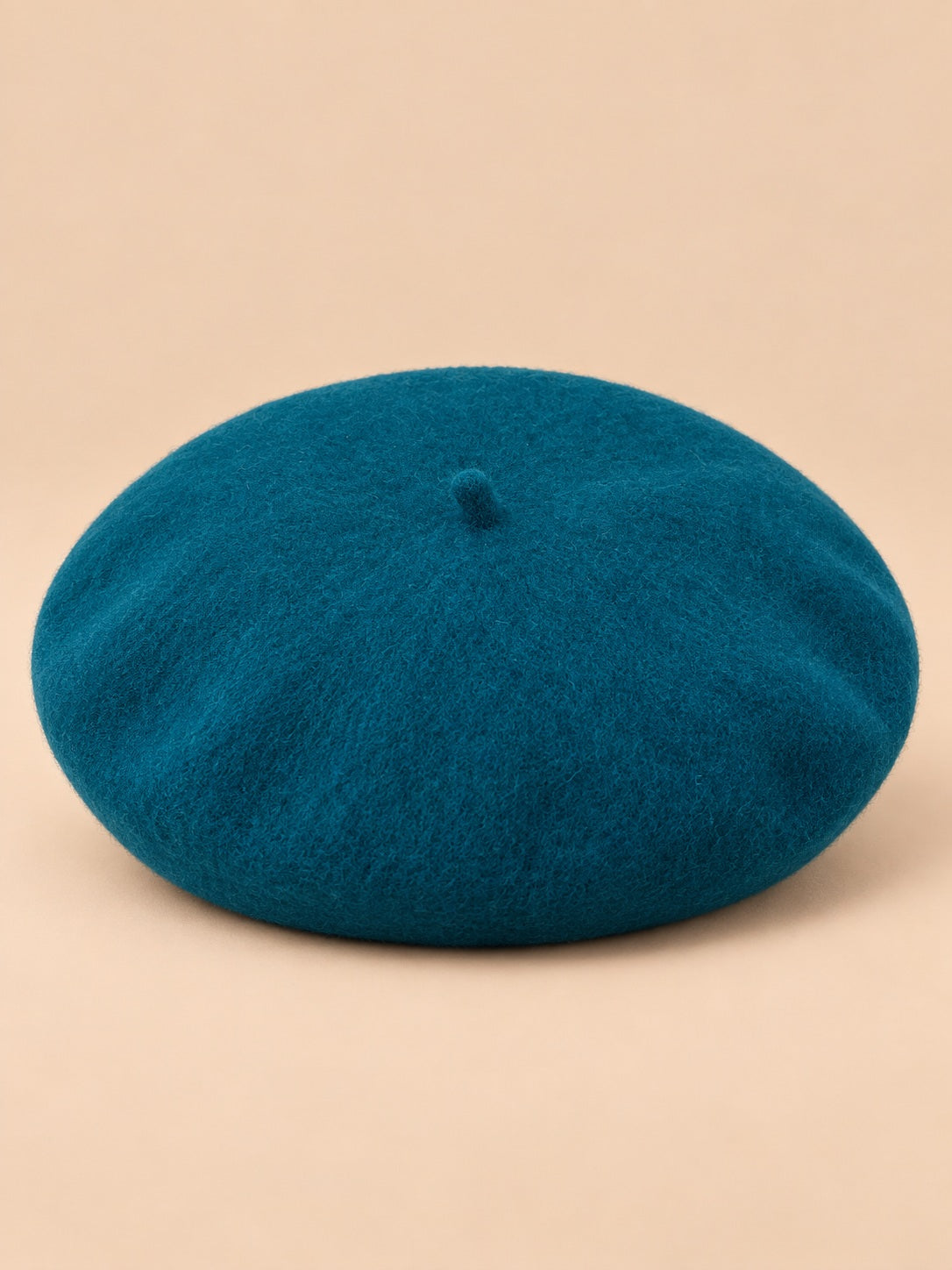 Béret français femme en pure laine vert paon, vue de face sur fond beige
