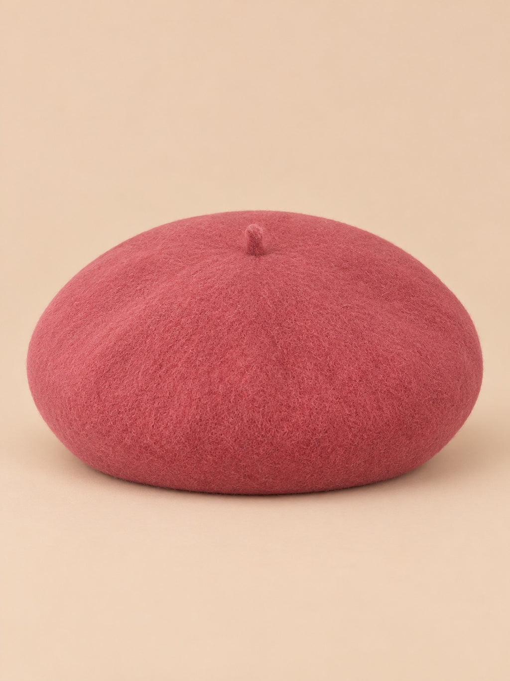 Boina francesa de mujer rosa viejo de lana pura, de estilo retro, fotografiada en su vista frontal