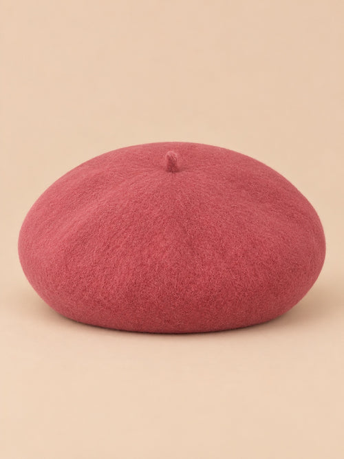 Béret français femme en pure laine vieux rose, vue de face sur fond beige