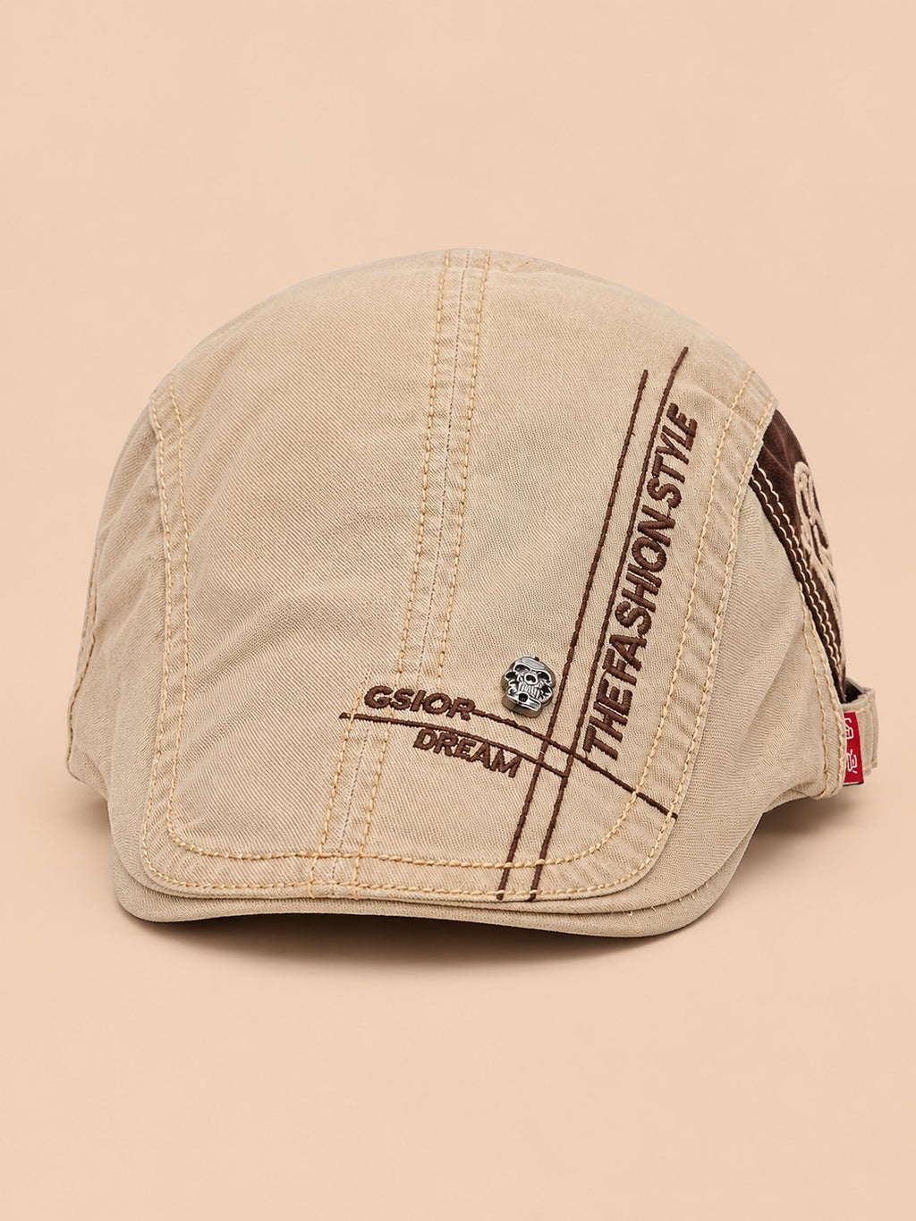 Béret gavroche en coton kaki, vue de face sur fond pêche sable